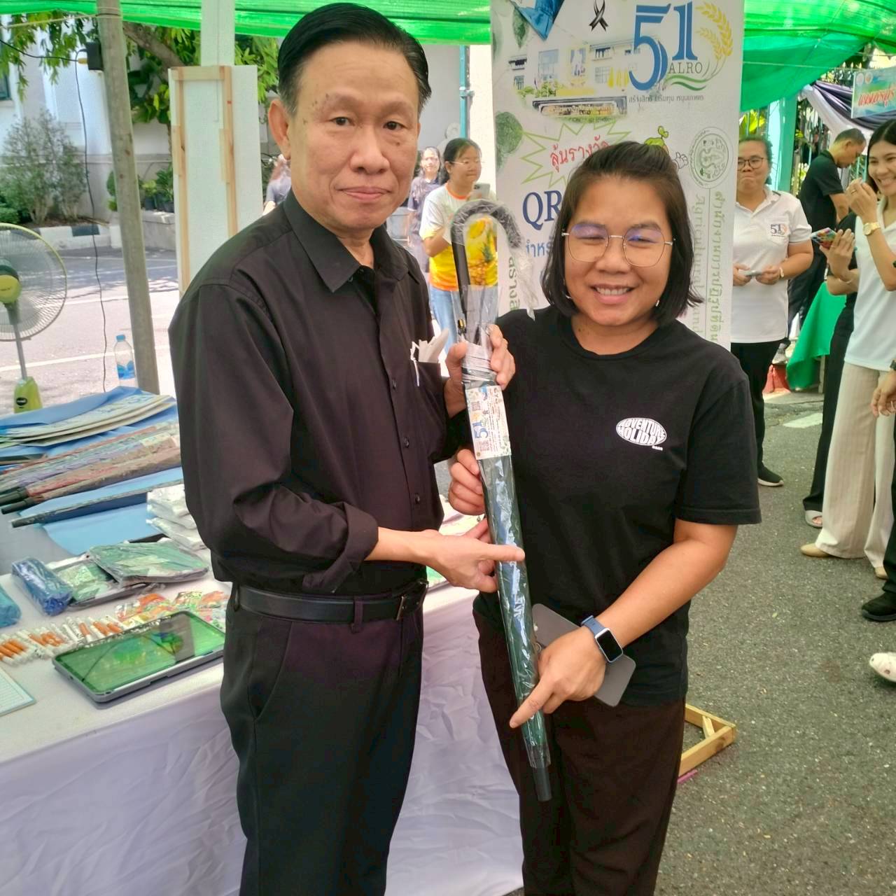 title - คณะทำงานฝ่ายติดตามประเมินผลการจัดงาน วันคล้ายวันสถาปนาสำนักงานการปฏิรูปที่ดินเพื่อเกษตรกรรม (ส.ป.ก.) ครบรอบ 51 ปี เปิดตั้งจุดให้ผู้ร่วมงานได้ร่วมสนุก เล่นเกมส์ และตอบแบบประเมินผลการจัดงาน ผ่านระบบออนไลน์